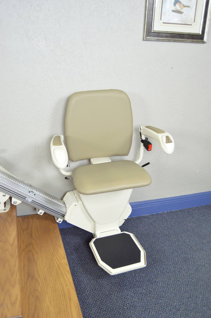 Milwaukee, WI straight stair lift rental for Veteran Milwaukee stair lift rental for Veteran