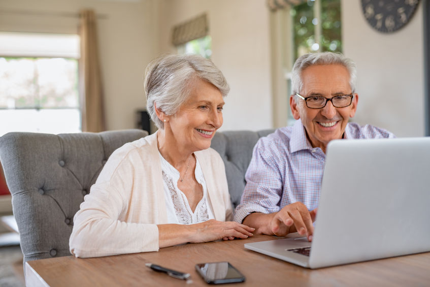 Senior couple using laptop BILD virtual services