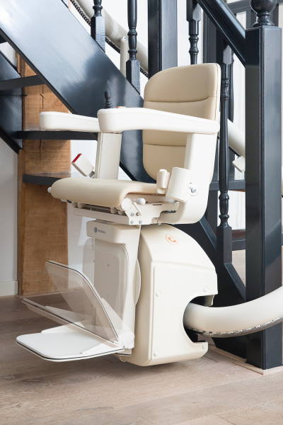 curved stairlift with power folding footrest BILD Milwaukee curved stair lift with power footrest